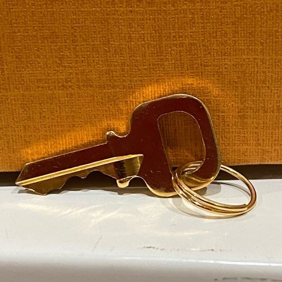 Authentic Louis Vuitton key to lock 319 Curieuse Lumineuse - Picture 5 of 5